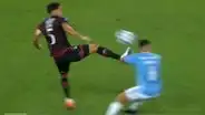 ¿Y la roja? Pretell recibió brutal patada, pero árbitro solo mostró amarilla al jugador de Huracán