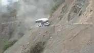 Al borde del precipicio: temerario chofer conduce bus por estrecha carretera