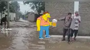 ¡Eso debió doler! Señor en estado de ebriedad camina por inundaciones y termina de la peor manera
