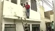 Chaclacayo: gestante sube por escaleras luego de que su casa quedara enterrada por huaico