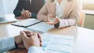 ¿Pueden desistir de contratarme si tengo deudas con entidades bancarias?