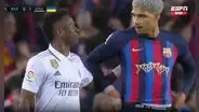 Vinicius Jr. y la irreverente burla a Ronald Araujo tras autogol en el clásico español
