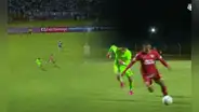 Ronal Huaccha aprovechó un grosero error de Saravia y marcó el 2-1 para Huancayo