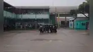 Escolares utilizan madera como paraguas para protegerse debido a lluvias en Piura