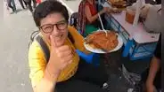 ¿Tiburón frito? Youtuber prueba este popular platillo en el mercado central de Lima y queda impactada