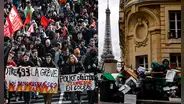 París continúa llena de basura y trabajadores amenazan con endurecer huelga si no retiran reforma