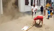 Tiran tierra en frontis de Municipalidad de Trujillo por la falta de limpieza tras huaico