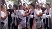 ¡Emotivo!: Rosalía y su gran gesto con seguidora que la esperaba en los exteriores de su hotel