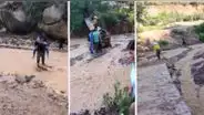 Docentes deben caminar por puente destruido para llegar a colegios en Áncash