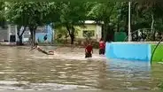 Niños nadan en laguna que formó la lluvia en parque de Piura