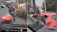 Carga a su perrito en la espalda mientras trabaja limpiando lunas de autos: “Amor incondicional”