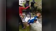 Mujeres utilizan a hombre como puente para no mojarse en las cascadas de Ayacucho