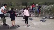 Escolares arriesgan su vida cruzando río a pie para llegar a su colegio en Arequipa