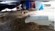 Piura: refrigeradora, mesas y sillas de mercadillo son arrasados por corriente tras fuertes lluvias en Sullana