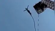Momento en que hombre salta al vacío amarrado a una cuerda y esta se rompe en el aire