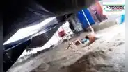 Hombre se salva de morir arrastrado durante inundación en mercado de Piura
