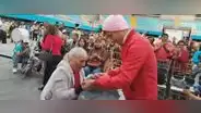 ¡Ni los años la detienen! Mujer de 103 años zapatea en premiación del carnaval en Cajamarca