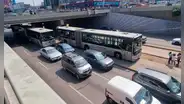 Bus del Metropolitano chocó contra moto que invadió carril exclusivo y se genera tráfico