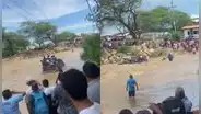 Camioneta que transportaba pasajeros es arrastrada por caudaloso río Yapatera de Piura