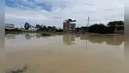 Tras intensas lluvias, aguas del dren de Petroperú inundan asentamientos en Piura