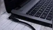 ¿Es bueno o malo dejar el cargador de la laptop conectado todo el tiempo?