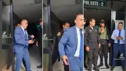 Policía empuja a un denunciante para impedirle el ingreso a una comisaría
