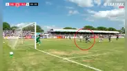 ¡Golazo! Franco Zanelatto la paró de pecho y sacó un latigazo para poner el 2-1 de Alianza Lima