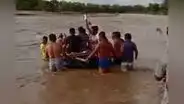 Gestante fue trasladada en cámara de llanta para pasar río y llegar a hospital en Piura