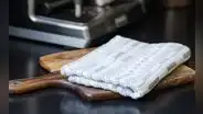 ¿Por qué no debemos reutilizar paños de cocina para secar los platos?
