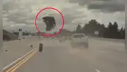Momento en que auto vuela por los aires tras ser impactado por una llanta que salió de camioneta