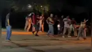 Le revientan botella en la cabeza y corre a defenderse: así ocurrió pelea fuera de discoteca en Piura