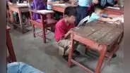Niños reciben clases sentados sobre ladrillos en colegio de Loreto