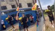 Joven esperó con flores amarillas a su enamorada tras el examen de admisión de San Marcos