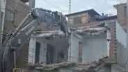 SJL: demuelen casa de 2 pisos construida en medio de la pista hace más de 10 años