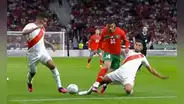 ¡Se hace sentir! El espectacular cruce de Carlos Zambrano para evitar el 1-0 de Marruecos