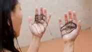 ¿Por qué se me cae mucho el cabello cuando me baño y cómo solucionarlo?