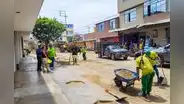 Trujillo: vecinos limpian sus calles destruidas por las lluvias en el distrito de La Esperanza