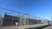 Mujer acusada de 2 homicidios intentaría desde prisión asesinar a testigo clave de su caso