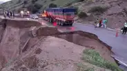 Lluvias causan derrumbe y restringen el tránsito en carretera que une a provincias de Piura
