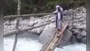 Niños exponen sus vidas al cruzar puente de palos para llegar a su colegio en Piura