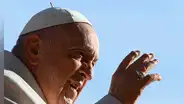 La salud del papa Francisco “mejora progresivamente” y “vuelve al trabajo”, según el Vaticano