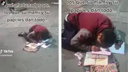 Niño vendedor de golosinas aprovecha alumbrado público para hacer sus tareas en plena calle