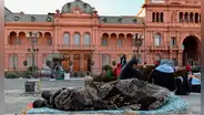 Muere bebé de 3 meses frente a la sede del Gobierno argentino: vivía en la calle con su familia