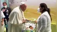 Papa Francisco bautizó a bebé en hospital donde se encuentra internado