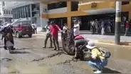 Ciudadanos protestan levantando la pista frente a la Municipalidad de Piura con sus manos