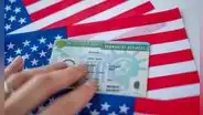 ¿A qué familiares puedes llevar a vivir a Estados Unidos con una tarjeta de residencia?