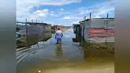 Familias de Piura viven en medio de lagunas tras fuertes lluvias