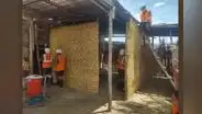 Soldados ayudan a construir casa para anciana afectada por lluvias en Piura: “La unión hace la fuerza”