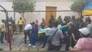 Vianderas se enfrentan con fierros y palos a personal de la Municipalidad de Huamanga en Ayacucho