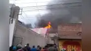 Incendio de grandes proporciones afectó a 4 inmuebles en Juliaca